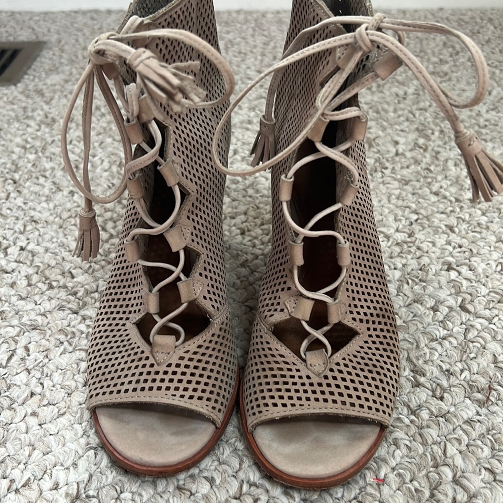 FRYE GABBY GHILLE PERFORATED LACE UP BOOTIES 6.5M TAUPE